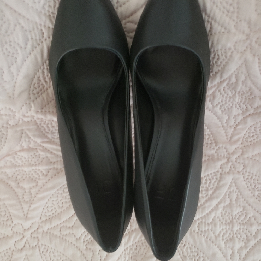 Shoes - Picture 2 of 4